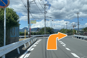 道沿いに斜め右方向へ進みます。