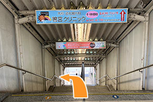 階段を下りたら左(国府津)方向へ。